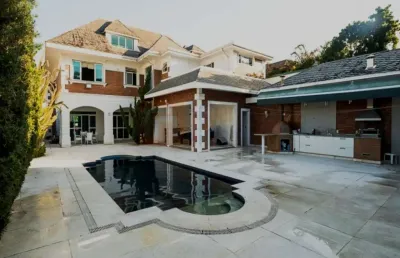 Casa à venda ou locação na barra da tijuca no condomínio malibu de 1000m² área construída 4 suítes com closets piscina sauna 4 vagas de garagem