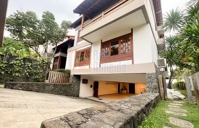 Casa à venda condomínio novo leblon barra da tijuca de 900m² de área construída em 2 terrenos de 1000m²  cada  5 suítes piscina sauna campo futebol