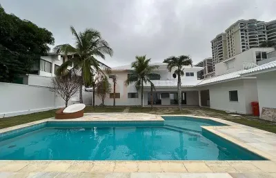 Excelente casa à venda ou locação condomínio malibu barra da tijuca com 970m² de área útil com 4 suítes sendo 1 master 3 vagas de garagem