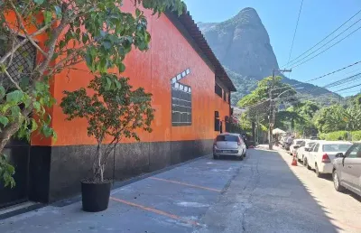 Prédio comercial para venda ou locação na barra da tijuca com 1640m² de área construída em terreno de 640m² com 3 pavimentos estruturado para estúdio