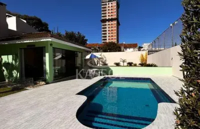 Sobrado com excelente sobra de terreno e piscina bairro country