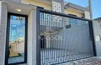 Sobrado novo no tropical iii, região oeste de cascavel, com sobra de terreno