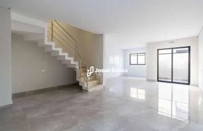 Sobrado triplex com 04 dormitórios, sendo 03 suítes no boqueirão
