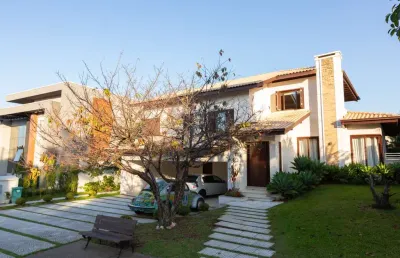 Casa em condomínio com 4 quartos sendo 2 suítes no alphaville graciosa.