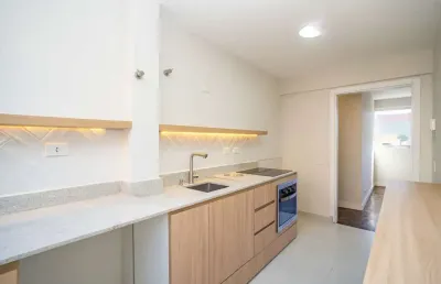 Apartamento com 2 quartos, totalmente reformado, à venda no centro