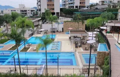Apartamento no condomínio contemporâneo com 2 quartos
