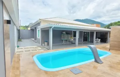 Casa linear com 3 quartos em condomínio; casa com piscina próxima ao west shopping.