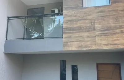 Casa com 2 quartos e 2 banheiros; casa duplex com 2 quartos em guaratiba