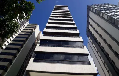 Com 04 suítes espaçosas e uma área total de 363m², apartamento à venda na avenida boa viagem.