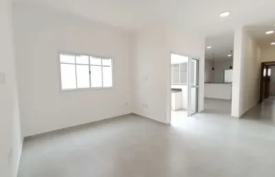 Oportunidade em condomínio fechado! 3 dorms, suíte, porcelanato e quintal amplo