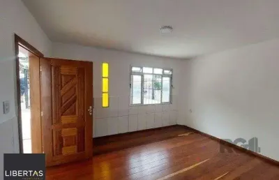 Casa com 2 quartos para alugar na Rua Saudável, 215, Medianeira, Porto Alegre
