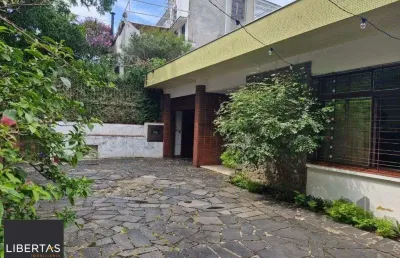 Casa com 243m2 de área privativa, com amplo pátio de 11 x 44, próxima a av. teresópolis