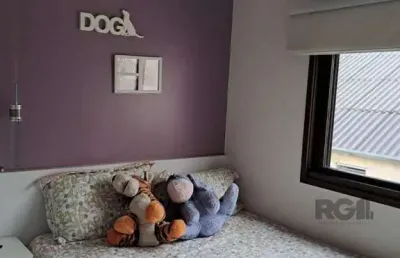 Apartamento de dois quartos, suíte e uma vaga de garagem no bairro santana em porto alegre.
