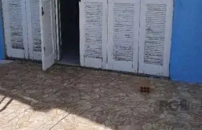 Oportunidade imperdível: prédio com 4 apartamentos, pátio e 2 vagas de garagem