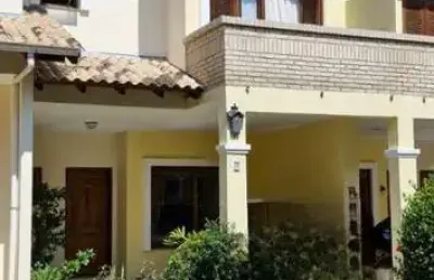 Sobrado com três dormitórios no condoínio residência jardim verde ipanema.