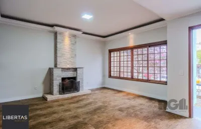 Casa de 214m² com 4 dormitórios, 1 suíte, piscina e 2 vagas no bairro teresópolis