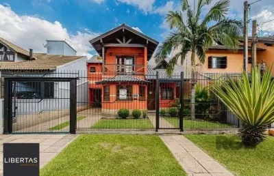 Excelente casa de 209m² com 3 dormitórios, piscina e 3 vagas de garagem.