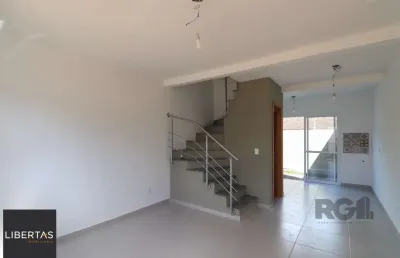 Casa estilo sobrado com 2 quartos e pátio, à venda no bairro vila nova, em porto alegre/rs