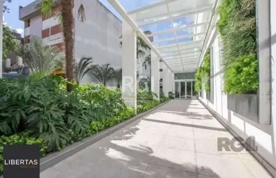 Sala comercial desocupada no edifício baltimore, bairro bom fim em porto alegre.