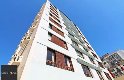 Apartamento de três quartos, suíte e uma vaga de garagem no bairro independência em porto alegre.