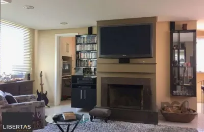 Amplo apartamento duplex com 2 dormitórios e 1 vaga de garagem.