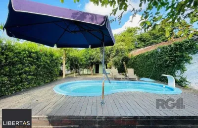 Excelente casa de 130m² com 2 dormitórios e piscina.