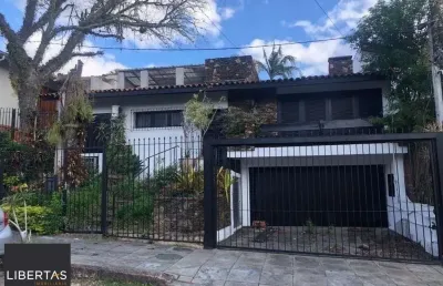 Excelente casa de 308 m² com 4 suítes e 4 vagas de garagem.