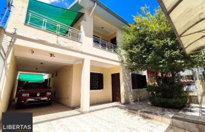 Excelente casa de 230m² com 4 dormitórios e 3 vagas.