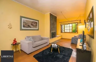 Excelente casa de 354m² com 5 dormitórios e 8 vagas.