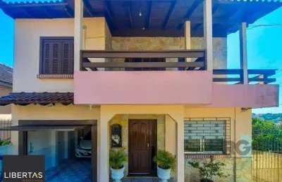 Excelente casa de 240m² com 4 dormitórios e 2 vagas.