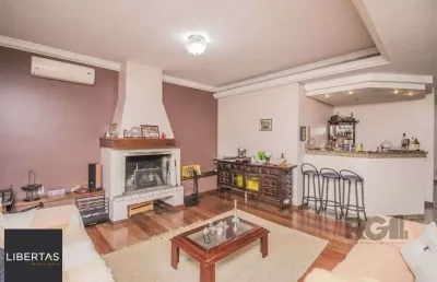 Casa de 329m² - 4 dormitórios, 1 suíte, 6 vagas no bairro vila jardim