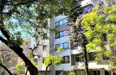 Excelente, amplo e ensolarado apartamento 3 dormitórios sendo 1 suíte, com living 2 ambientes, banheiro social, semimobiliado e com 2 vagas de garagem.