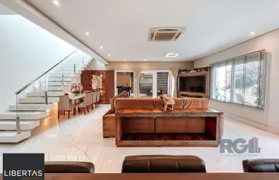 Excelente residência com aproximadamente 219m² privativos,