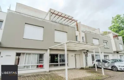 Casa impecável e mobiliada, com 3 niveis, possui 3 dormitórios sendo 1 suíte, 4 banheiros.