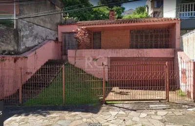 Casa com 03 dormitórios, churrasqueira, pátio com piscina e 5 vagas de garagem no bairro menino deus
