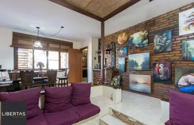 Casa de alvenaria, possui 3 dormitórios, uma suíte, hall de entrada, lavabo,  living com lareira, cozinha ampla com armários, área gourmet com churrasqueira, corredor, pátio e 4 vagas de garagem, uma 