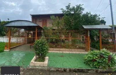 Ótima casa de dois pavimentos localizada no bairro restinga