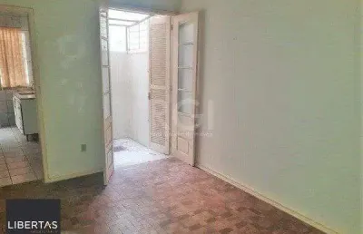 Apartamento na cidade baixa de 1 dormitório térreo desocupado