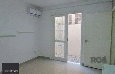 Apartamento com 1 dormitório e pátio privativo no bairro petrópolis