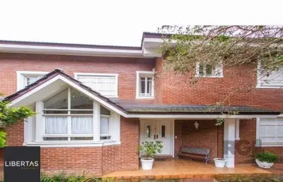 Belíssima casa à venda no bairro teresópolis com 380m² de área construída.