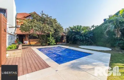 Casa espaçosa com 3 dormitórios, pátio com piscina e 4 vagas