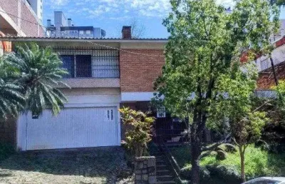 Casa ampla, terreno excelente tamanho,  localização privilegiada em  porto alegre