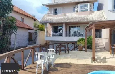 Casa de 307m² - 3 dormitórios, piscina, 4 vagas no bairro espírito santo