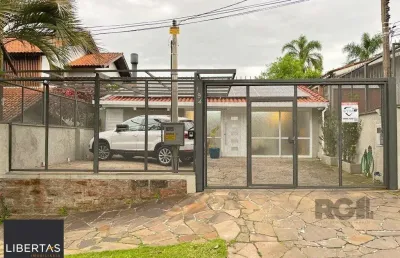 Casa  com sobrado reformado, de dois pisos, com 3 dormitorios sendo duas  suítes