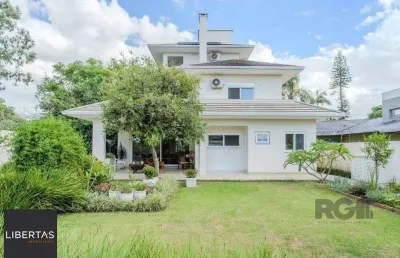 Casa semimobiliada e possui 3 suítes (sendo 1 delas master com closet e hidro)