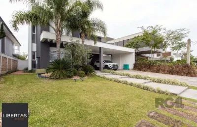Casa com  3 suítes no piso superior, mais 1 suíte no primeiro pavimento.