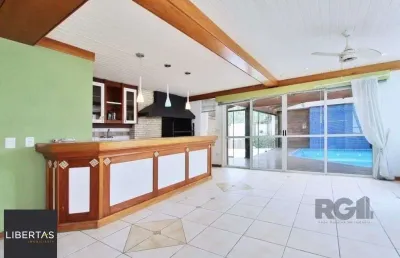Excelente casa de 324m² com 4 dormitórios e 2 vagas.