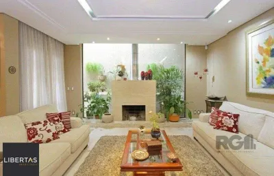 Excelente casa de 330m² com 3 dormitórios, piscina e 3 vagas.
