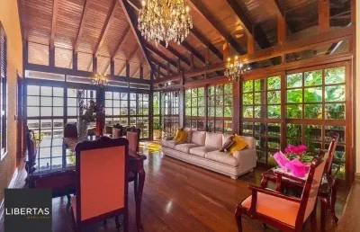 Casa com 400m² privativos e 1000m² de terreno, com vista. um paraíso no morro apamecor!