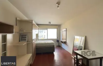 Studio mobiliado em flat a poucos metros da orla do guaíba